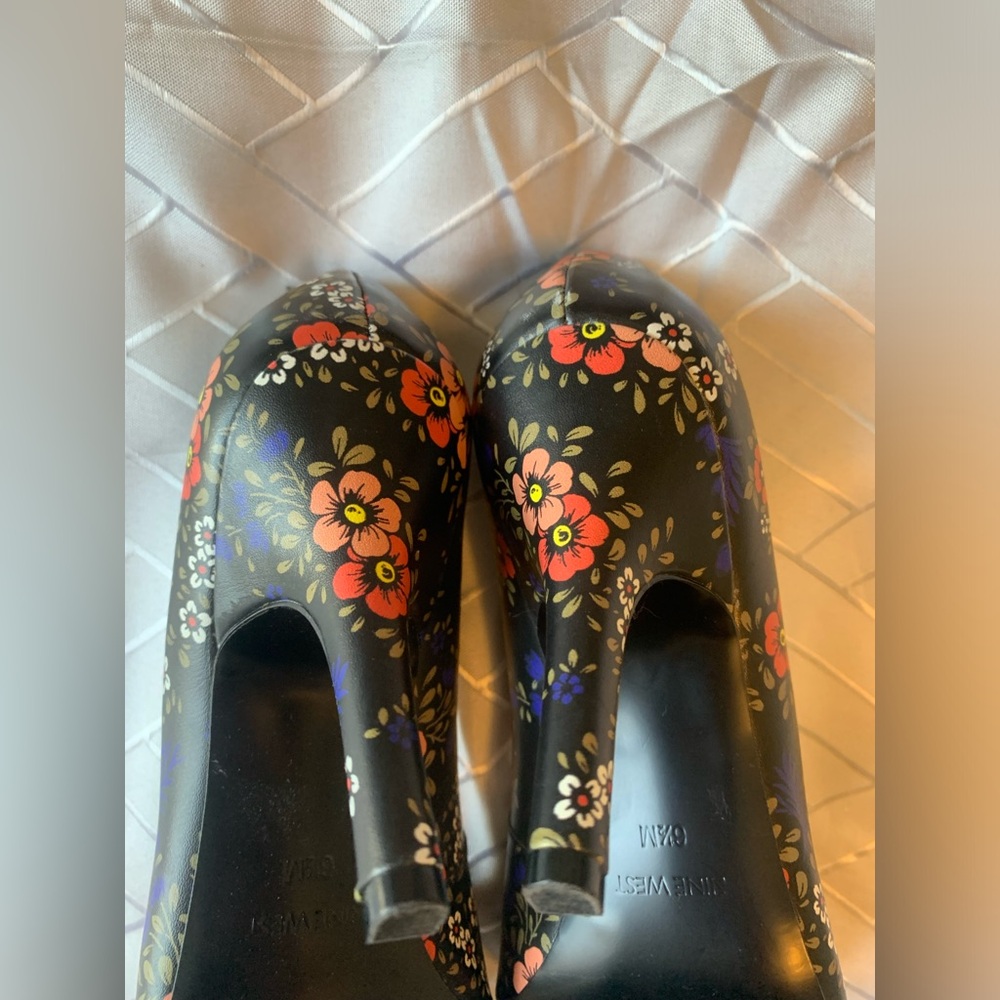 🔥 Nine West NWOT floral pointy stiletto black red blue high heels sexy EUC - Picture 5 of 9
